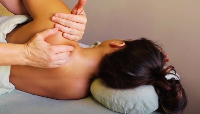 Benefits Of Shoulder Massage For Desk Workers